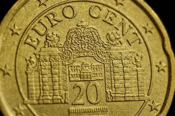 Νόμισμα είκοσι ευρώ η μακροεντολή απομονώθηκε σε μαύρο φόντο. Λεπτομέρειες από μεταλλικό χρήμα κλείνουν. Χρήματα της ΕΕ — Φωτογραφία Αρχείου
