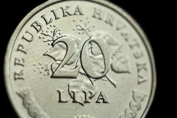 Münze zwanzig kroatischen Lipa Makro isoliert auf schwarzem Hintergrund. Details des metallischen Geldes hautnah. Geld des europäischen Landes Kroatien — Stockfoto