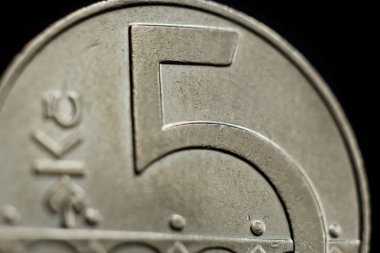 Beş Çek koruna sikke yakın çekim siyah arka plan üzerinde izole. Metalik paranın detayı yakından. Avrupa ülke para Çek Cumhuriyeti