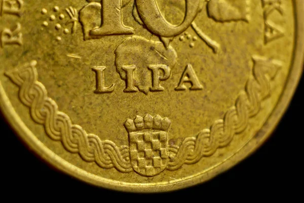 Munt tien Kroatische Lipa macro geïsoleerd op zwarte achtergrond. Detail van metallic geld close-up. geld van Europees land Kroatië — Stockfoto