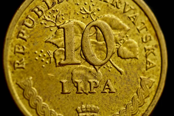Munt tien Kroatische Lipa macro geïsoleerd op zwarte achtergrond. Detail van metallic geld close-up. geld van Europees land Kroatië — Stockfoto