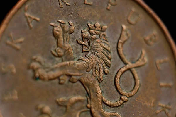 Érme tíz cseh koronás makró izolált fekete háttér. Részlet a fémes pénz közelről. Európai ország pénz-Cseh Köztársaság — Stock Fotó