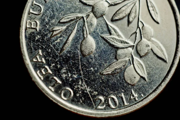Coin tjugo kroatiska Lipa makro isolerade på svart bakgrund. Detalj av metalliska pengar närbild. pengar av européland Kroatien — Stockfoto