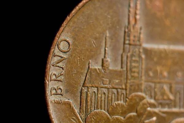 Munt tien Tsjechische koruna macro geïsoleerd op zwarte achtergrond. Detail van metallic geld close-up. Europees land geld Tsjechië — Stockfoto