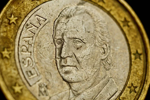 Twee euromunt close-up geïsoleerd op zwarte achtergrond. Detail van metallic geld close-up. EU-geld — Stockfoto