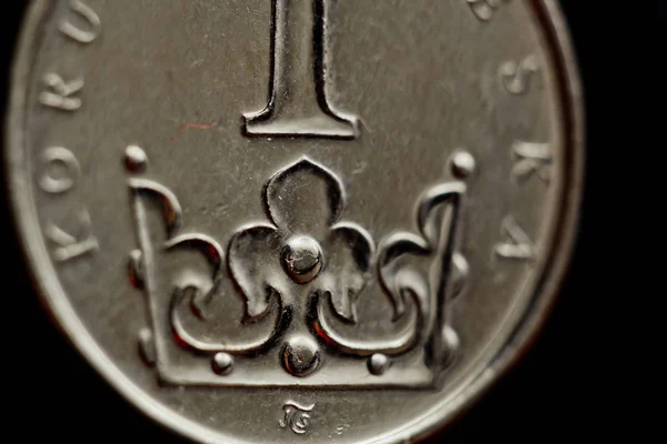 En tjeckisk koruna mynt närbild isolerad på svart bakgrund. Detalj av metalliska pengar närbild. Europeiska land pengar Tjeckien — Stockfoto