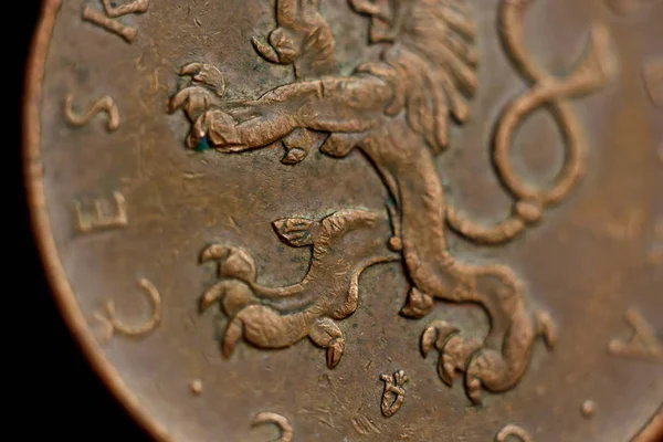 Монета десять чешских макро коруна изолированы на черном фоне. Детали металлических денег крупным планом. Деньги европейских стран Чехия — стоковое фото