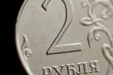 Sikke iki Rus rublesi makro siyah arka plan izole. Metalik paranın detayı yakından. Avrupa ülkesi Rusya'nın para