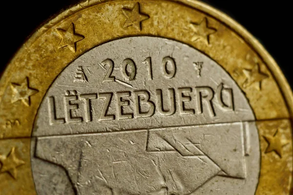 Zwei-Euro-Münze in Nahaufnahme isoliert auf schwarzem Hintergrund. Details des metallischen Geldes hautnah. EU-Geld — Stockfoto