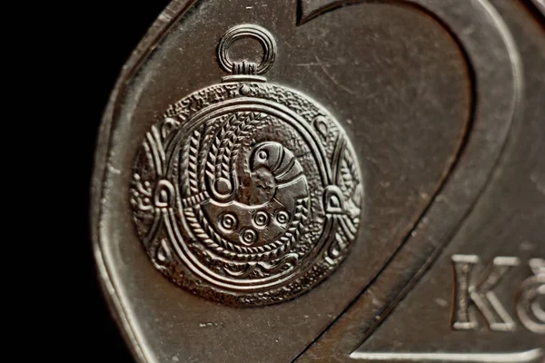 Moneta due macro corone ceche isolate su sfondo nero. Dettaglio del denaro metallico da vicino. Denaro del paese europeo Repubblica ceca — Foto Stock