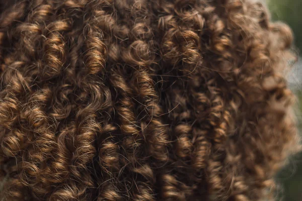 Textura do cabelo encaracolado masculino perto. permanente para homens. penteado elegante — Fotografia de Stock