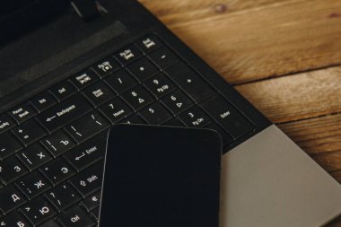 İş yeri blogcusu. Topluluk önünde konuşma ve yazı hazırlama kiti: laptop ve akıllı telefon üst görünümü. Serbest meslek.