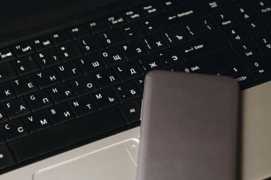 İş yeri blogcusu. Topluluk önünde konuşma ve yazı hazırlama kiti: laptop ve akıllı telefon üst görünümü. Serbest meslek.