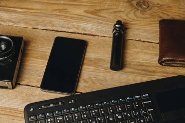 İş yeri blogcusu. Topluluk önünde konuşma ve yazma metnine hazırlanmaya ayarlandı: ahşap bir masa üzerinde klavye ve telefon, üst görünüm. Serbest meslek.