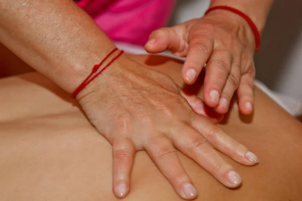 Massagem terapêutica profissional das costas e pescoço. mulher médico massagens menina atleta em uma sala de massagem. corpo e cuidados de saúde. procedimento para recuperação da dor após exercícios esportivos — Fotografia de Stock