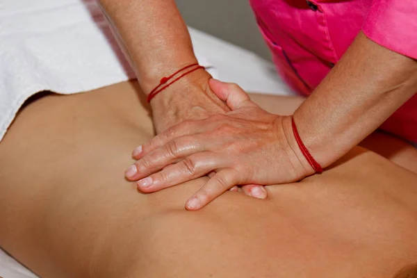 Professionelle therapeutische Rückenmassage. Ärztin massiert Mädchen die Athletin in einem Massageraum. Körper- und Gesundheitsversorgung. Verfahren zur Schmerzbehandlung — Stockfoto