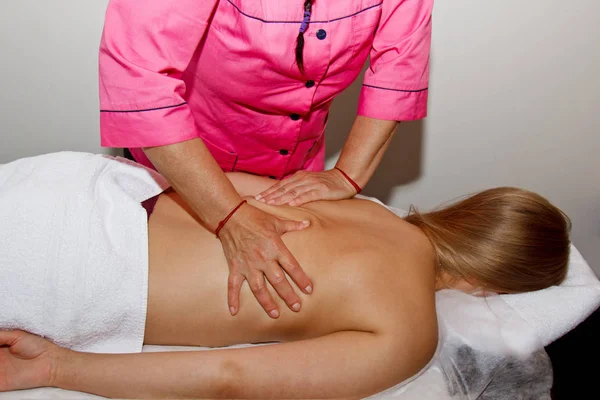 Professionelle therapeutische Rückenmassage. Ärztin massiert Mädchen die Athletin in einem Massageraum. Körper- und Gesundheitsversorgung. Verfahren zur Schmerzbehandlung — Stockfoto
