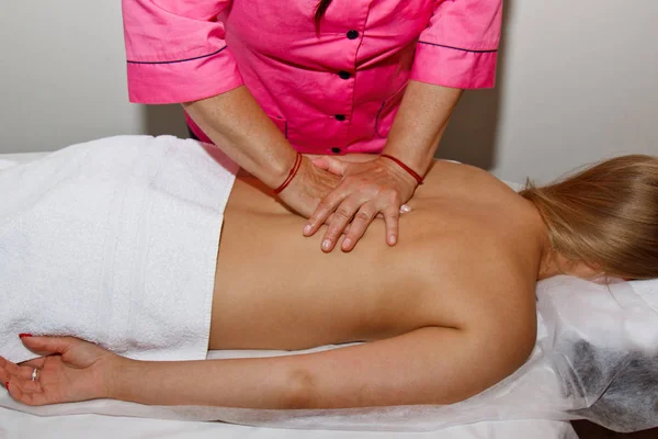 Professionelle therapeutische Rückenmassage. Ärztin massiert Mädchen die Athletin in einem Massageraum. Körper- und Gesundheitsversorgung. Verfahren zur Schmerzbehandlung — Stockfoto