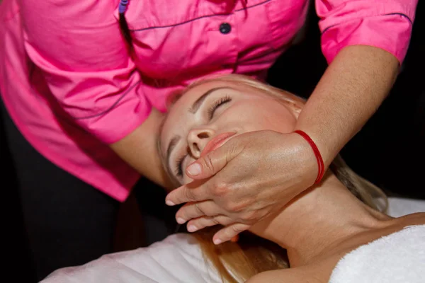 Profesionální léčebná masáž krku. holku v masážní místnosti. tělesné a zdravotní péče. postup zotavení po bolesti. Ženská fyzioterapeutka na mladého pacienta s manipulativním páteří — Stock fotografie
