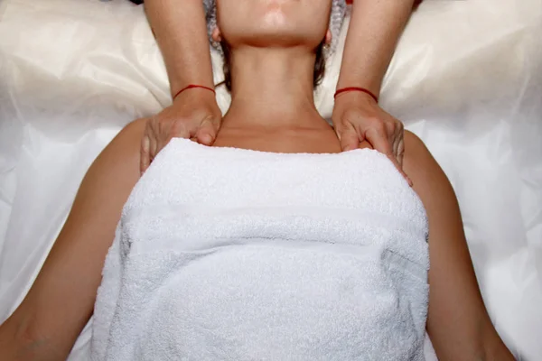 Lázeňský specialista dělá masáž ramen mladé dívce na lékařské čepici. postupy při zavírání těla — Stock fotografie
