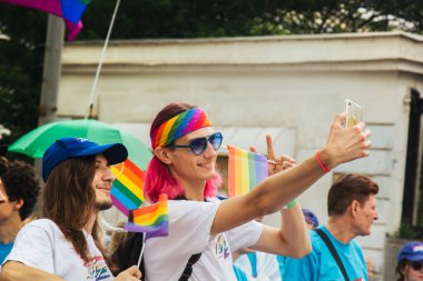 Kiev, Ukrayna, 06.23.2019. LGBT geçit töreni, gey, lezbiyen, travesti hakları için eşitlik Yürüyüşü. Cinsiyet olmayan ikili insanlar hakları için mücadele