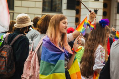 Kiev, Ukrayna, 06.23.2019. LGBT geçit töreni, gey, lezbiyen, travesti hakları için eşitlik Yürüyüşü. Cinsiyet olmayan ikili insanlar hakları için mücadele