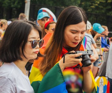 Kiev, Ukrayna, 06.23.2019. LGBT geçit töreni, gey, lezbiyen, travesti hakları için eşitlik Yürüyüşü. Cinsiyet olmayan ikili insanlar hakları için mücadele