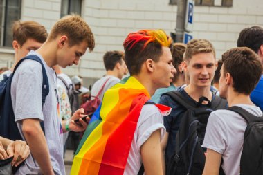 Kiev, Ukrayna, 06.23.2019. LGBT geçit töreni, gey, lezbiyen, travesti hakları için eşitlik Yürüyüşü. Cinsiyet olmayan ikili insanlar hakları için mücadele