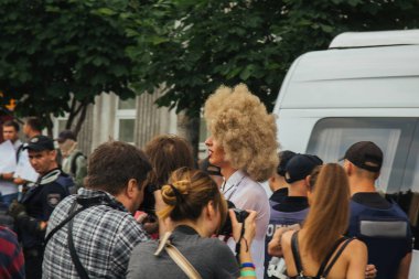 Kiev, Ukrayna, 06.23.2019. LGBT geçit töreni, gey, lezbiyen, travesti hakları için eşitlik Yürüyüşü. Cinsiyet olmayan ikili insanlar hakları için mücadele