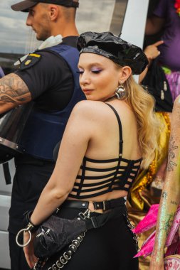 Kiev, Ukrayna, 06.23.2019. LGBT geçit töreni, gey, lezbiyen, travesti hakları için eşitlik Yürüyüşü. Cinsiyet olmayan ikili insanlar hakları için mücadele