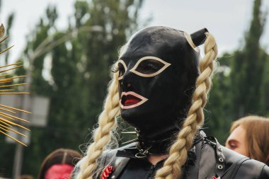 Kiev, Ukrayna, 06.23.2019. LGBT geçit töreni, gey, lezbiyen, travesti hakları için eşitlik Yürüyüşü. Cinsiyet olmayan ikili insanlar hakları için mücadele