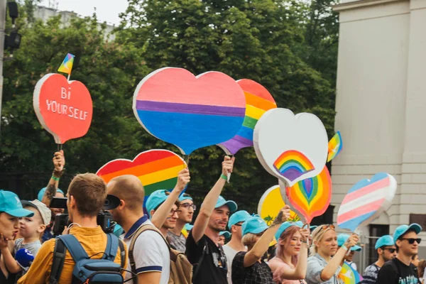 Kiev, Ucrania, 06.23.2019. Desfile LGBT, Marcha de igualdad por los derechos de gays, lesbianas, travestis. Género personas no binarias luchan por los derechos —  Fotos de Stock