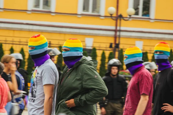 Kiev, Ucrania, 06.23.2019. Desfile LGBT, Marcha de igualdad por los derechos de gays, lesbianas, travestis. Género personas no binarias luchan por los derechos —  Fotos de Stock