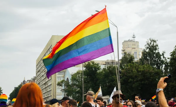 Kiev, Ucrania, 06.23.2019. Desfile LGBT, Marcha de igualdad por los derechos de gays, lesbianas, travestis. Género personas no binarias luchan por los derechos —  Fotos de Stock