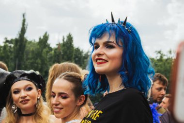 Kiev, Ukrayna, 06.23.2019. LGBT geçit töreni, gey, lezbiyen, travesti hakları için eşitlik Yürüyüşü. Cinsiyet olmayan ikili insanlar hakları için mücadele