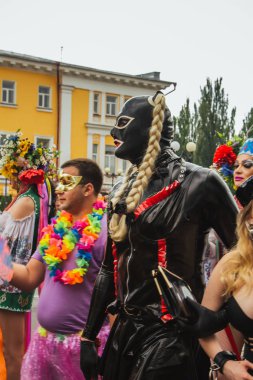 Kiev, Ukrayna, 06.23.2019. LGBT geçit töreni, gey, lezbiyen, travesti hakları için eşitlik Yürüyüşü. Cinsiyet olmayan ikili insanlar hakları için mücadele