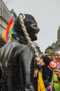 Kiev, Ukrayna, 06.23.2019. LGBT geçit töreni, gey, lezbiyen, travesti hakları için eşitlik Yürüyüşü. Cinsiyet olmayan ikili insanlar hakları için mücadele
