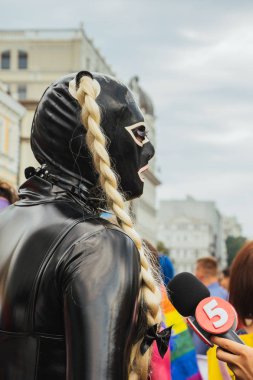 Kiev, Ukrayna, 06.23.2019. LGBT geçit töreni, gey, lezbiyen, travesti hakları için eşitlik Yürüyüşü. Cinsiyet olmayan ikili insanlar hakları için mücadele
