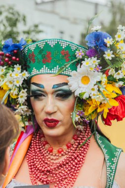 Kiev, Ukrayna, 06.23.2019. LGBT geçit töreni, gey, lezbiyen, travesti hakları için eşitlik Yürüyüşü. Cinsiyet olmayan ikili insanlar hakları için mücadele