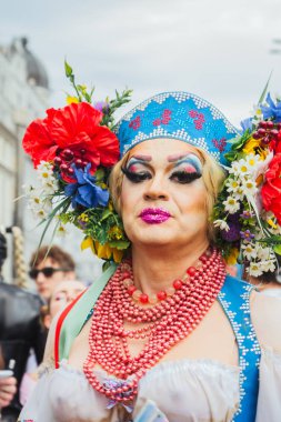 Kiev, Ukrayna, 06.23.2019. LGBT geçit töreni, gey, lezbiyen, travesti hakları için eşitlik Yürüyüşü. Cinsiyet olmayan ikili insanlar hakları için mücadele