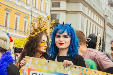 Kiev, Ukrayna, 06.23.2019. LGBT geçit töreni, gey, lezbiyen, travesti hakları için eşitlik Yürüyüşü. Cinsiyet olmayan ikili insanlar hakları için mücadele
