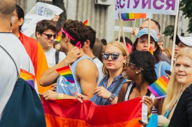 Kiev, Ukrayna, 06.23.2019. LGBT geçit töreni, gey, lezbiyen, travesti hakları için eşitlik Yürüyüşü. Cinsiyet olmayan ikili insanlar hakları için mücadele