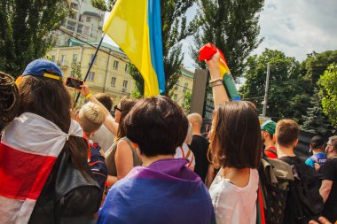 Kiev, Ukrayna, 06.23.2019. LGBT geçit töreni, gey, lezbiyen, travesti hakları için eşitlik Yürüyüşü. Cinsiyet olmayan ikili insanlar hakları için mücadele