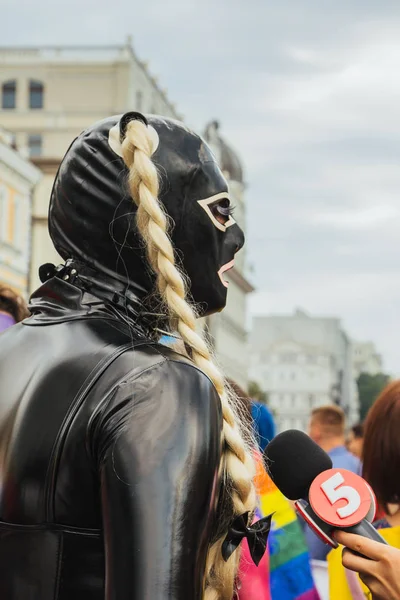 Kiev, Ucrania, 06.23.2019. Desfile LGBT, Marcha de igualdad por los derechos de gays, lesbianas, travestis. Género personas no binarias luchan por los derechos —  Fotos de Stock