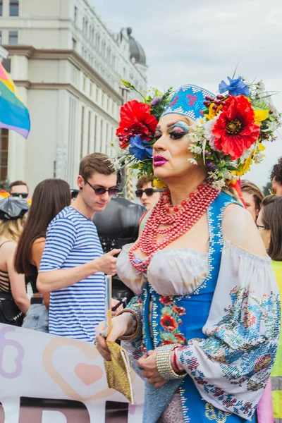 Kiev, Ucrania, 06.23.2019. Desfile LGBT, Marcha de igualdad por los derechos de gays, lesbianas, travestis. Género personas no binarias luchan por los derechos —  Fotos de Stock