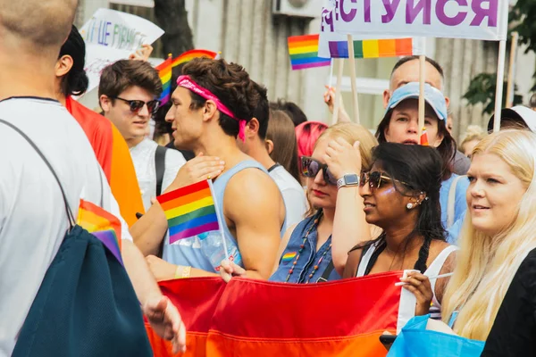 Kiev, Ukrayna, 06.23.2019. LGBT geçit töreni, gey, lezbiyen, travesti hakları için eşitlik Yürüyüşü. Cinsiyet olmayan ikili insanlar hakları için mücadele