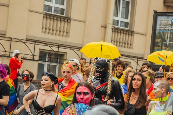 Kyjev, Ukrajina, 06.23.2019. Přehlídka LGBT, pochod rovnosti za práva gayů, lesbijců, transvestitů. Gender nebinární lidé bojují za práva — Stock fotografie