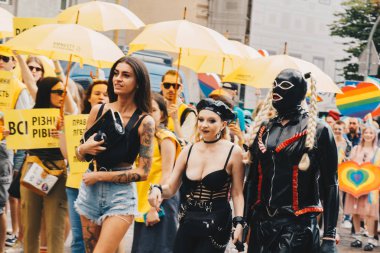 Kiev, Ukrayna, 06.23.2019. LGBT geçit töreni, gey, lezbiyen, travesti hakları için eşitlik Yürüyüşü. Cinsiyet olmayan ikili insanlar hakları için mücadele