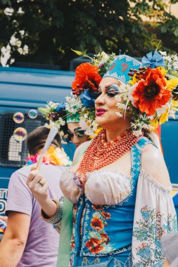 Kiev, Ukrayna, 06.23.2019. LGBT geçit töreni, gey, lezbiyen, travesti hakları için eşitlik Yürüyüşü. Cinsiyet olmayan ikili insanlar hakları için mücadele