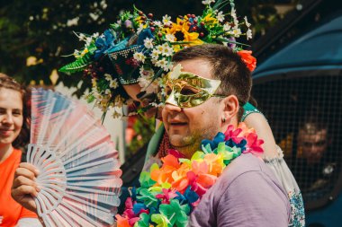 Kiev, Ukrayna, 06.23.2019. LGBT geçit töreni, gey, lezbiyen, travesti hakları için eşitlik Yürüyüşü. Cinsiyet olmayan ikili insanlar hakları için mücadele